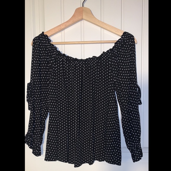 American Eagle Outfitters Tops - Off the shoulder. Great condition!